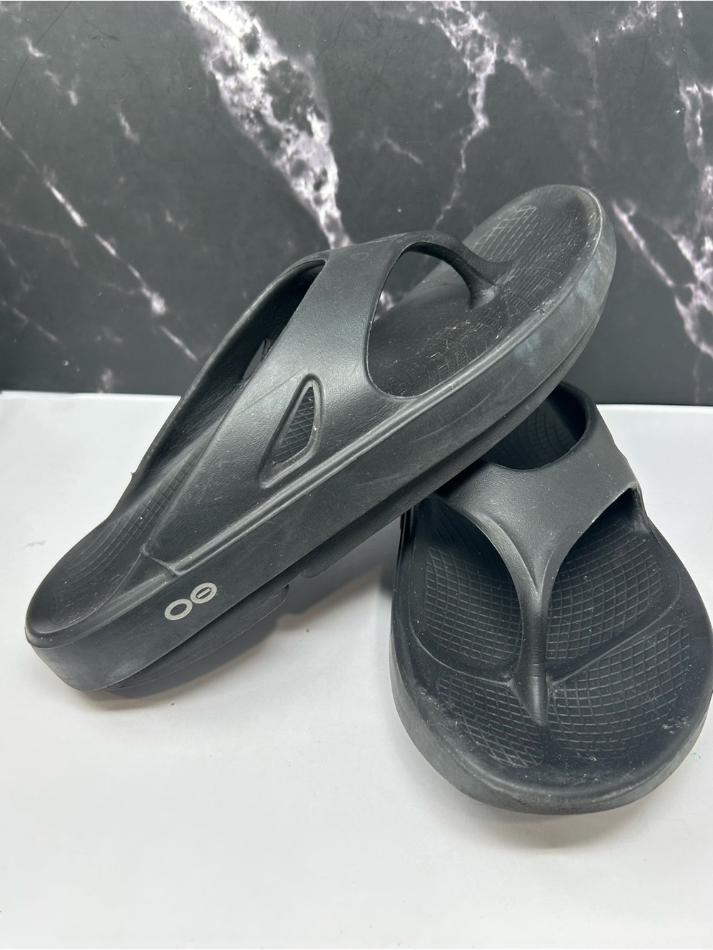 OOFOS Black Recovery Flip Flops size 8